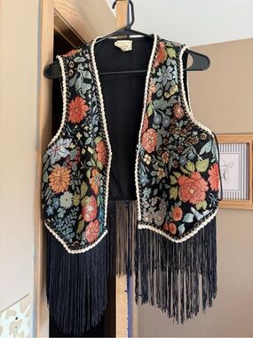 Bohemian Floral Embroidered Fringe Vest - Black
